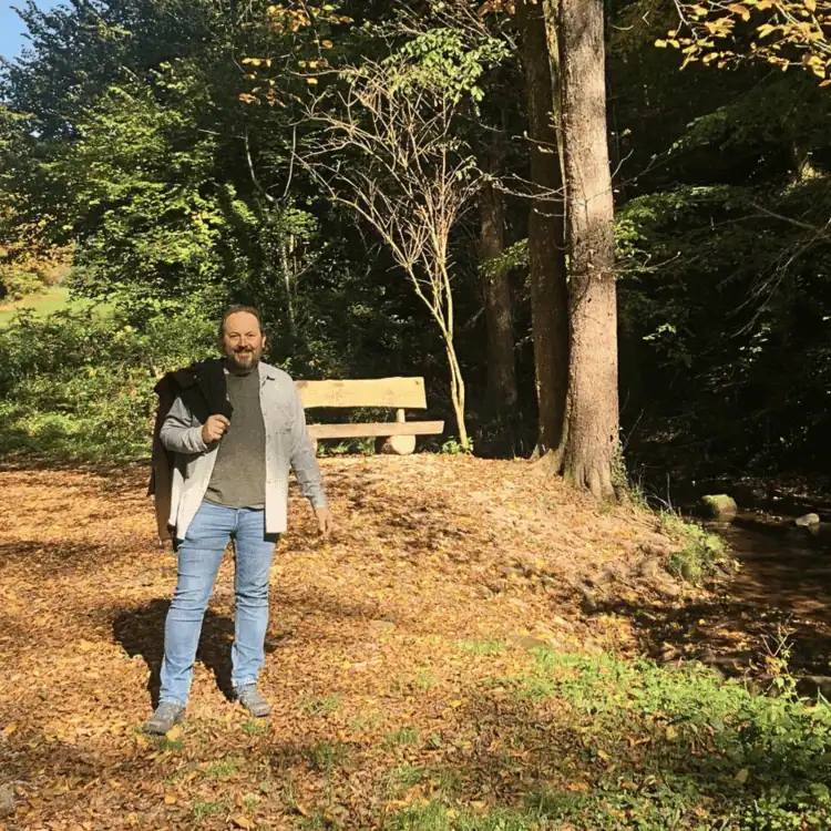 Aufrechte Haltung in der Natur als Sinnbild für energetische Wirbelsäulenaufrichtung und innere Stabilität