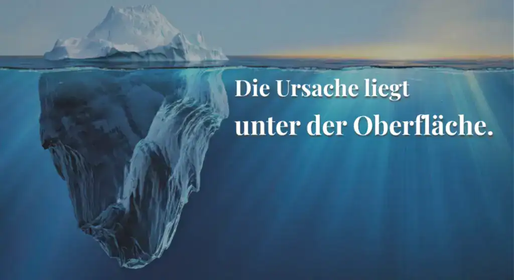 Eisberg im Wasser als Symbol dafür, dass die eigentliche Ursache von Problemen unter der Oberfläche liegt, energetische Blockaden lösen