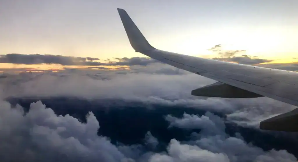 Flugzeug über den Wolken als Symbol für Vertrauen ins Leben und Vertrauen in schwierigen Zeiten