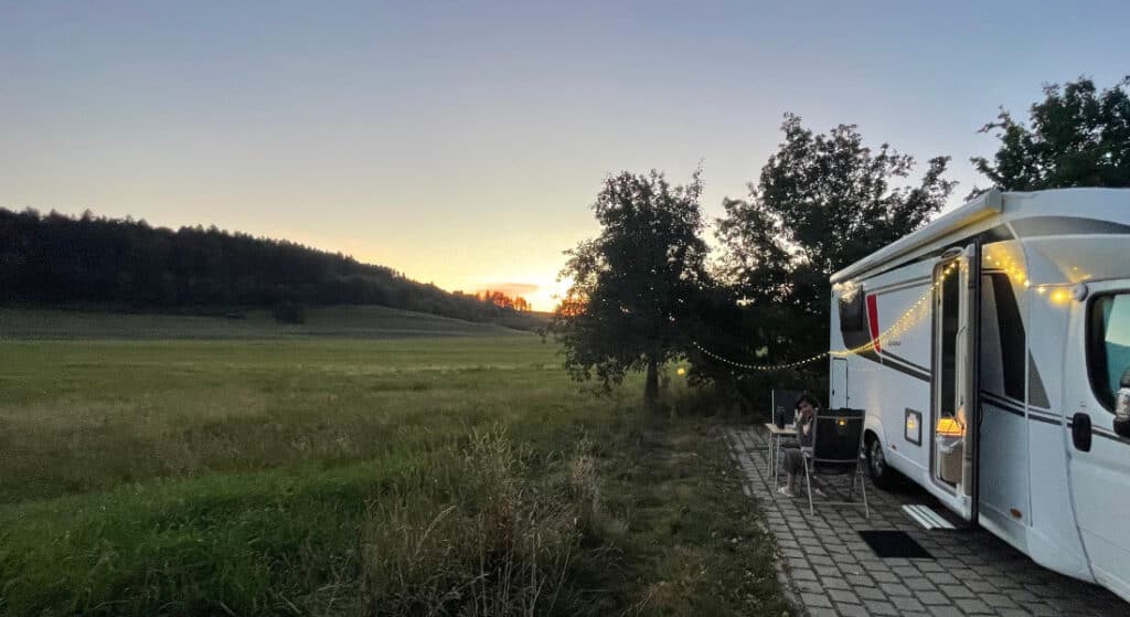 Wohnmobil in der Natur am Abend als Symbol für Mut zum Neuanfang und Veränderung im Leben