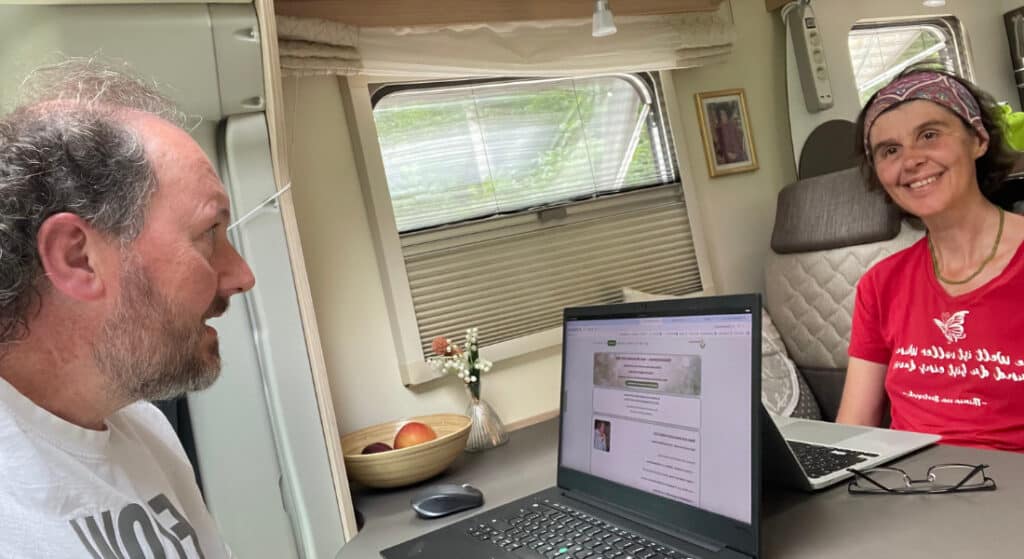 Gemeinsames Arbeiten mit Laptops im Wohnmobil während unseres neuen Lebens unterwegs