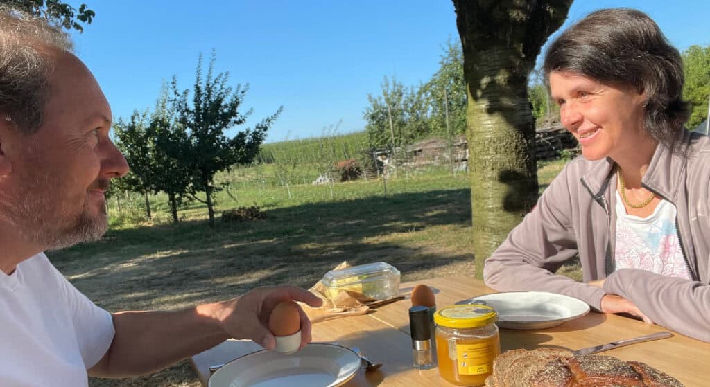 Gemeinsames Frühstück in der Natur vor dem Wohnmobil während unseres neuen Lebens